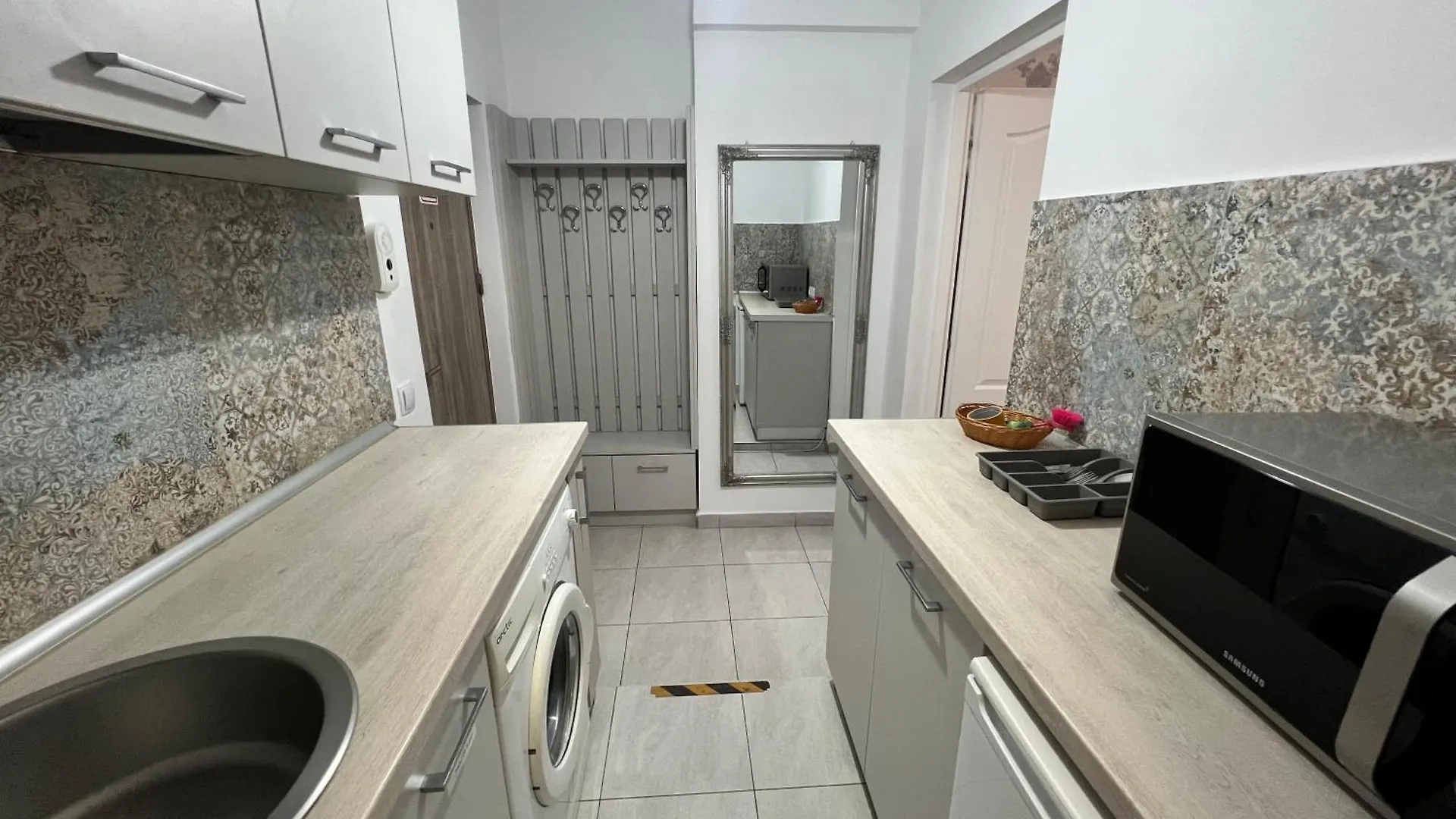 Bright & Beautiful Studio In Prime Location Walk To Everything Bucharest
