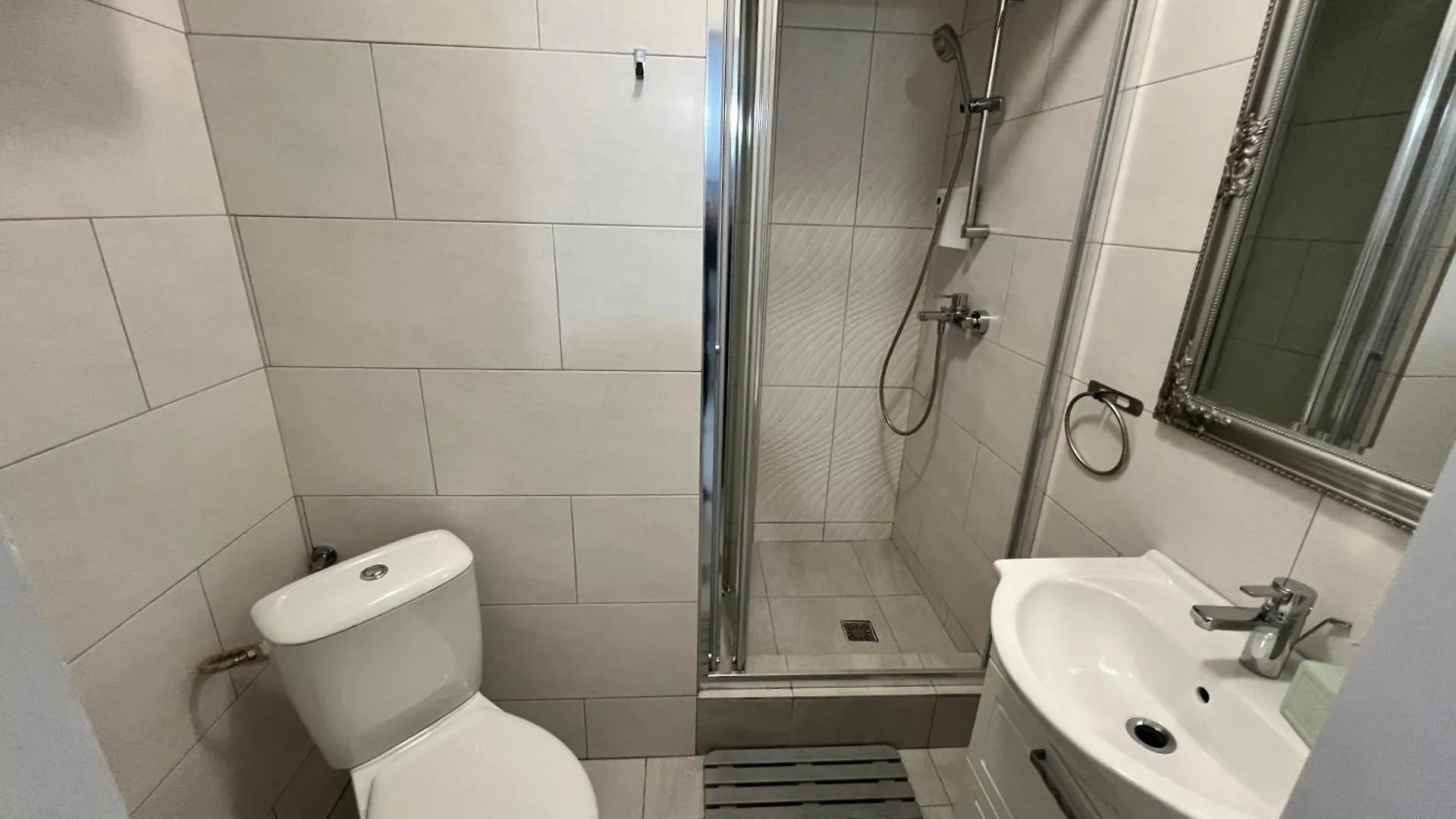 בוקרשט Bright & Beautiful Studio In Prime Location Walk To Everything 0*,  רומניה