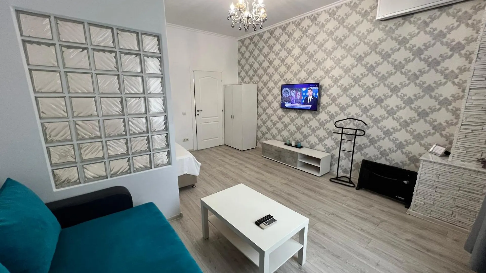 בוקרשט Bright & Beautiful Studio In Prime Location Walk To Everything דירה